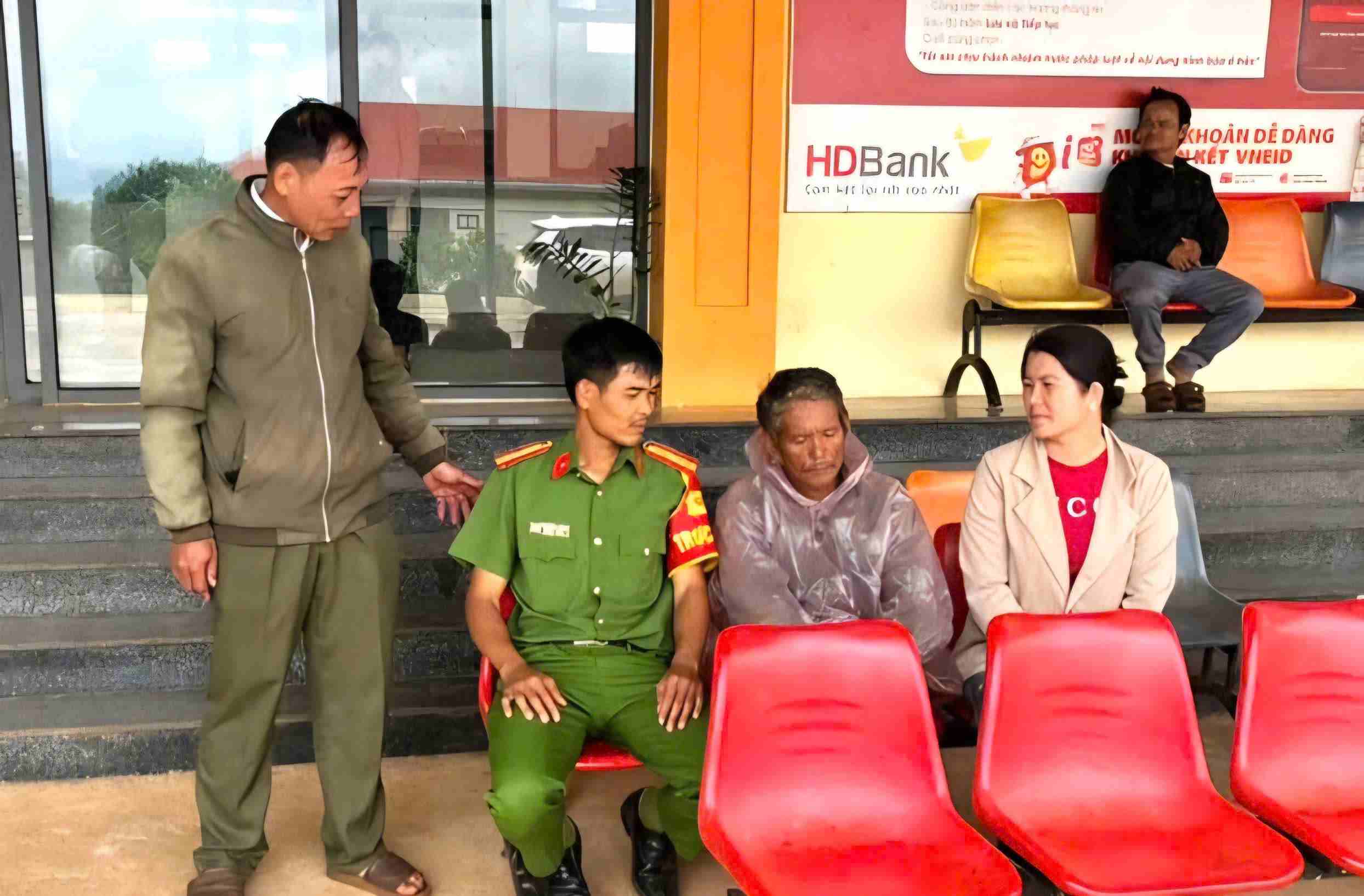 Tuy Duc Commune Police handed over Mr. Bui Duc Dien to his relatives, helping him return home safely after many days of being lost. Photo: Tuy Duc Commune Police