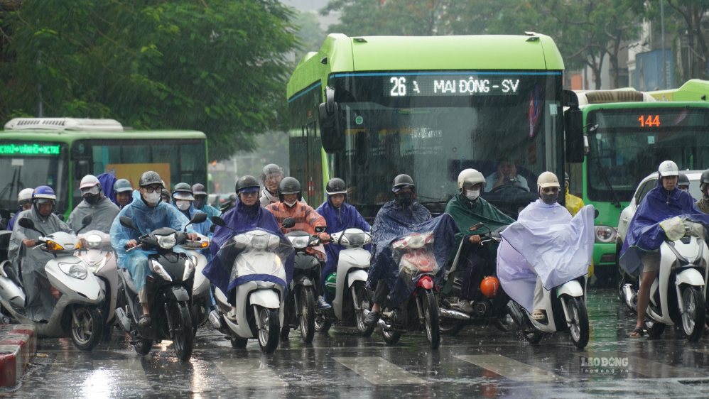 Weather forecast for tomorrow August 7, tourists coming to the North need to pay attention to heavy rain. Photo: Minh Vu