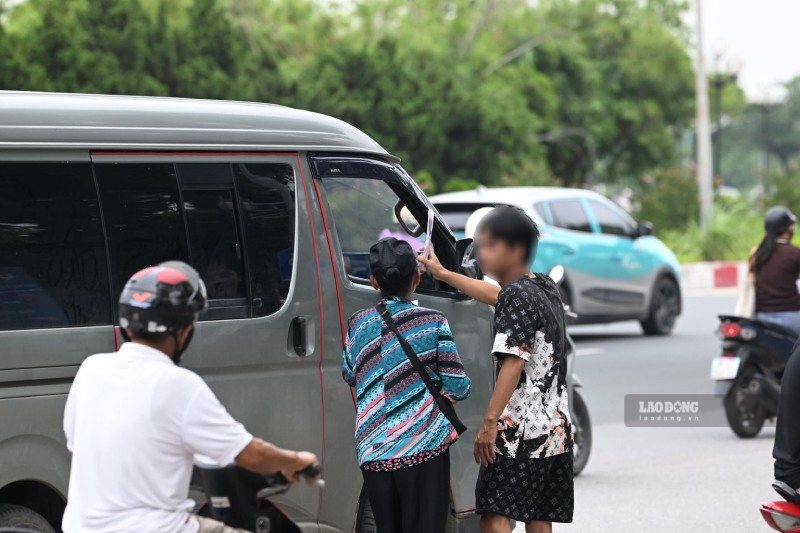 Black market tickets for the Vietnam - Cambodia match are being offered for sale with a price difference of 50,000-200,000 VND. Photo: Minh Phong