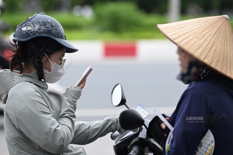 Khu vực xung quanh sân Mỹ Đình và Liên đoàn bóng đá Việt Nam có nhiều phe vé tập trung. Ảnh: Minh Phong