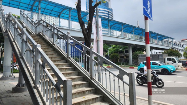 Cầu vượt bộ hành trên đường Nguyễn Chí Thanh trước cửa ký túc xá Trường ĐH GTVT Hà Nội. Ảnh: Minh Hạnh