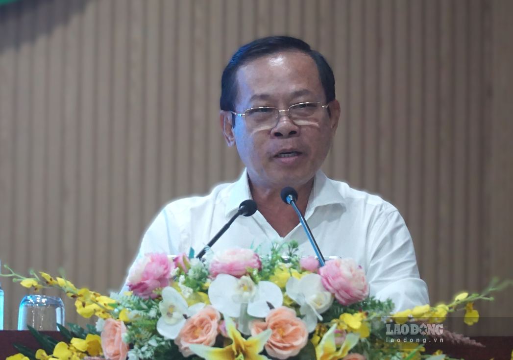 Ông Trịnh Trung Kiên, Phó Giám đốc BHXH tỉnh Cà Mau trả lời về chính sách bảo hiểm. Ảnh: Nhật Hồ.