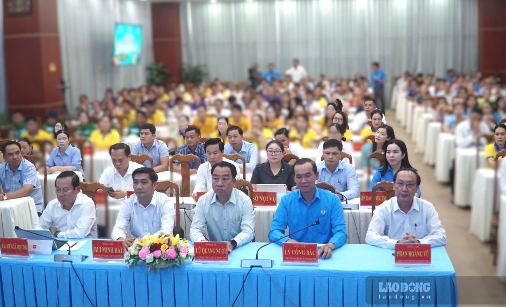 Chủ tịch UBND tỉnh Cà Mau cùng nhiều lãnh đạo các sở, ngành tỉnh Cà Mau dự diễn đàn nghe đoàn viên, người lao động nói. Ảnh: Nhật Hồ.