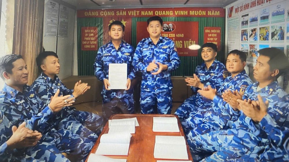 Lễ kết nạp được tổ chức trang trọng ngay trên tàu, giữa vùng biển Tây Nam của Tổ quốc. Ảnh: Anh Quân/BTL Vùng CSB4