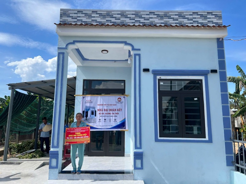 Ms. Hoang Thi Thoi, Thang Truong commune, Da Nang next to the Great Solidarity house that was just supported. Photo: Thang Truong Commune People's Committee