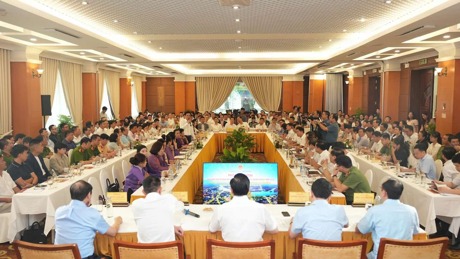 Quang cảnh buổi đối thoại. Ảnh: UBND TP Huế.