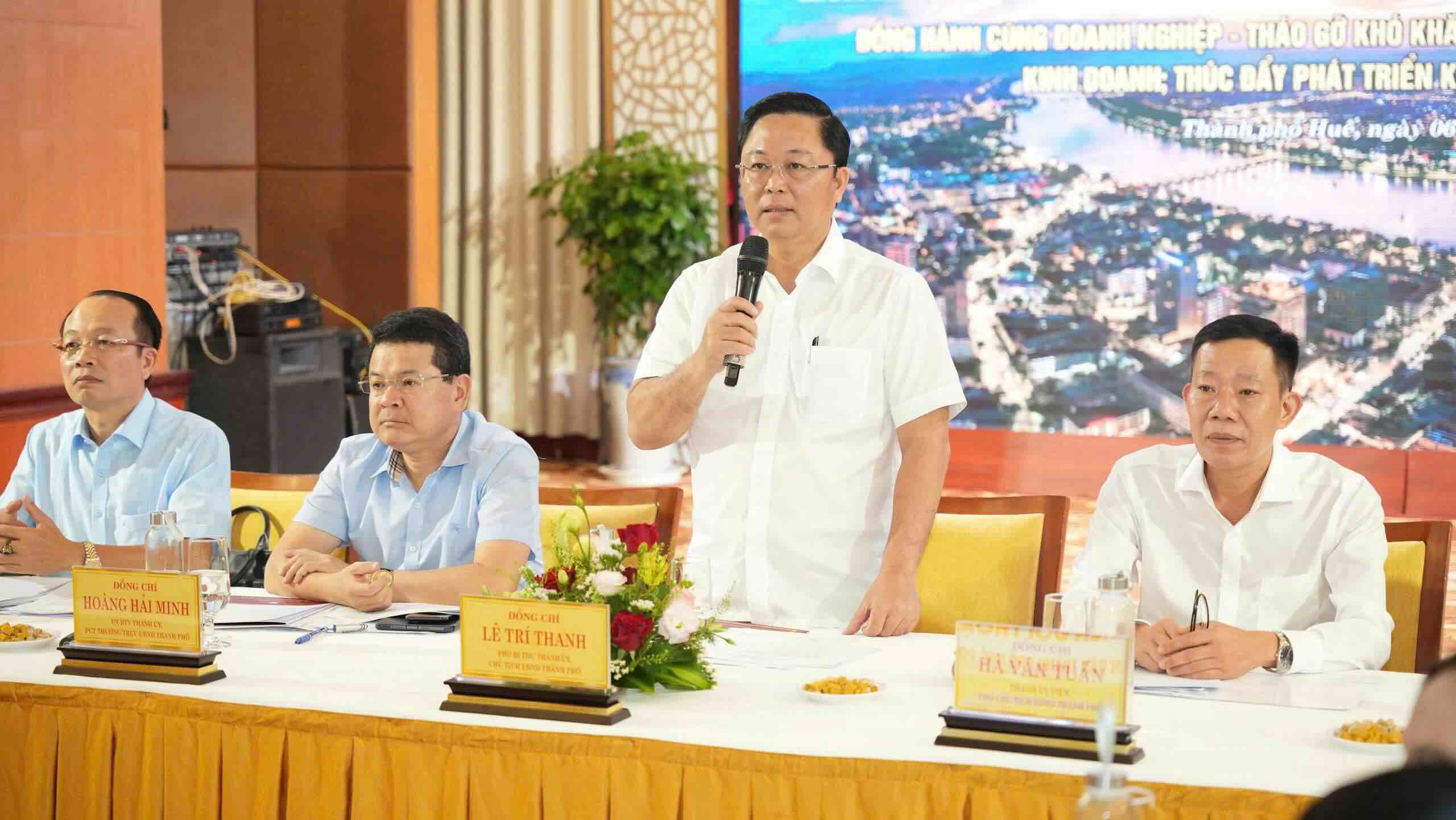Hue City Chairman requests clear responsibility when handling business recommendations. Photo: Hue City People's Committee