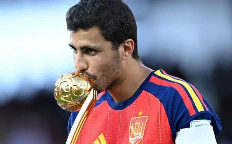Rodri vừa giành danh hiệu Quả bóng Vàng World Cup 2026. Ảnh: Xinhua