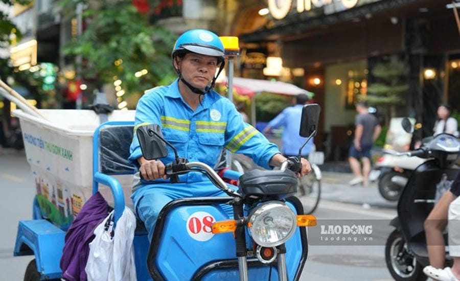 The 3-wheeled electric vehicle pilot model initially brings many benefits to environmental sanitation workers. Photo: Viet Anh