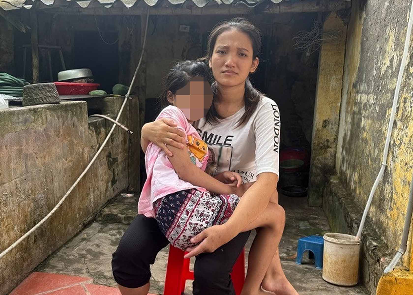 Ms. Pham Thi Quynh - a hardworking mother accompanying her daughter Dang Dieu Linh on the journey of treatment with the hope that her child's health will soon stabilize. Photo: Family provided