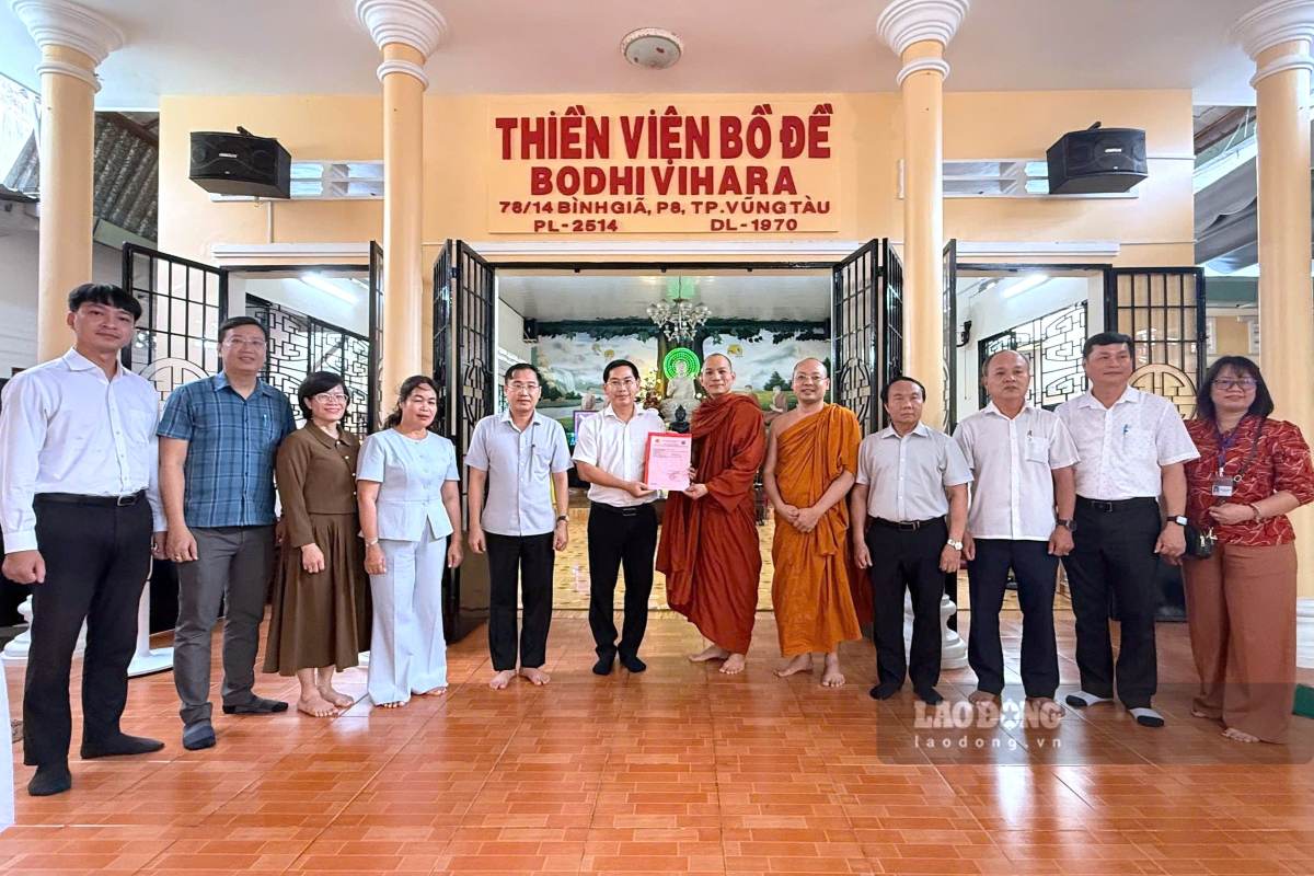 Tam Thang Ward hands over land use right certificates to Bo De Zen Monastery. Photo: Thanh An
