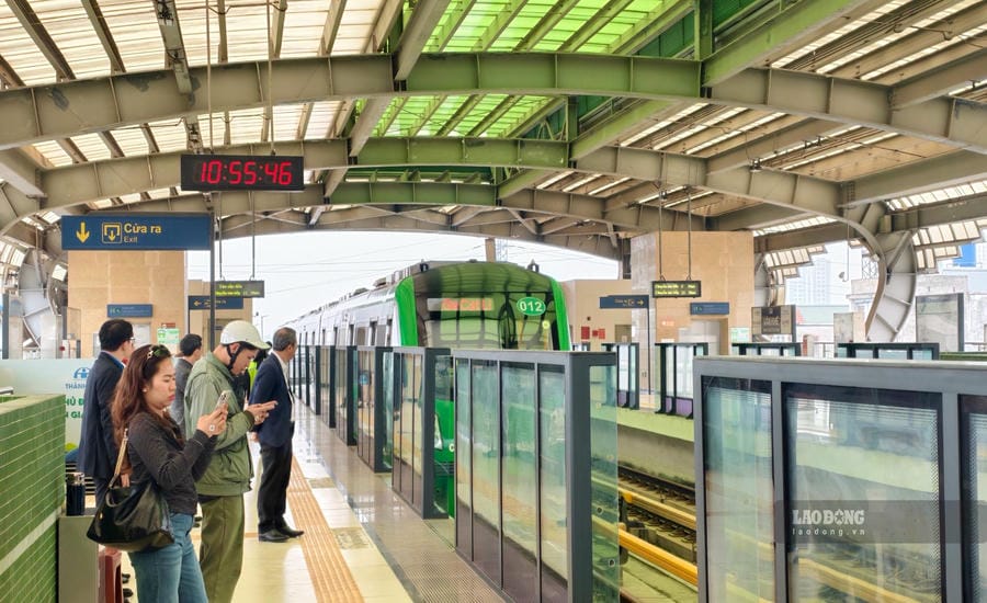 Passengers traveling to Hanoi Metro. Photo: Minh Hanh