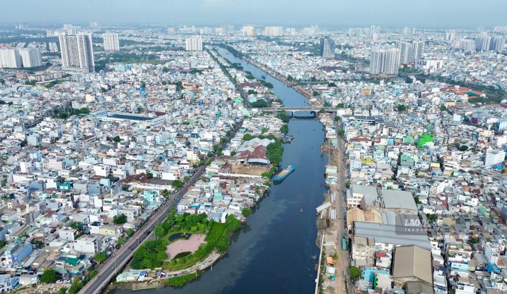 Overview of Doi canal seen from above, the South bank is located on the left side of the photo. Photo: Minh Quan