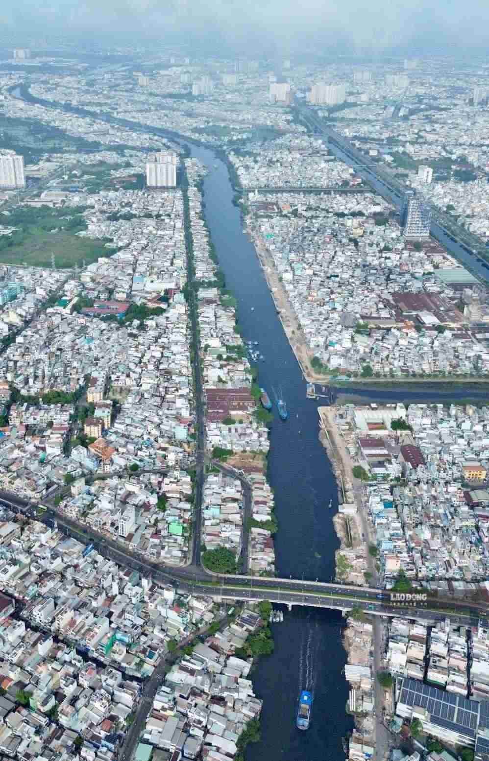 Bờ Nam kênh Đôi nằm phía trái ảnh. Ảnh: Minh Quân