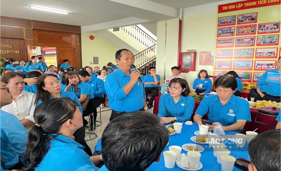 The "Morning Coffee" program is becoming a bridge connecting union members and grassroots trade union officials with the Trade Union and local authorities. Photo: Dinh Trong