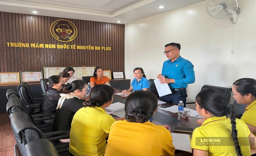 Ha Tinh Provincial Labor Federation works with Nguyen Du Plus International Kindergarten on the case of workers stopping work. Photo: Tran Tuan