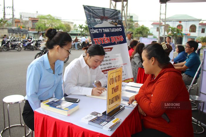 Introducing and connecting jobs for Gia Lai workers. Photo THANH TUAN