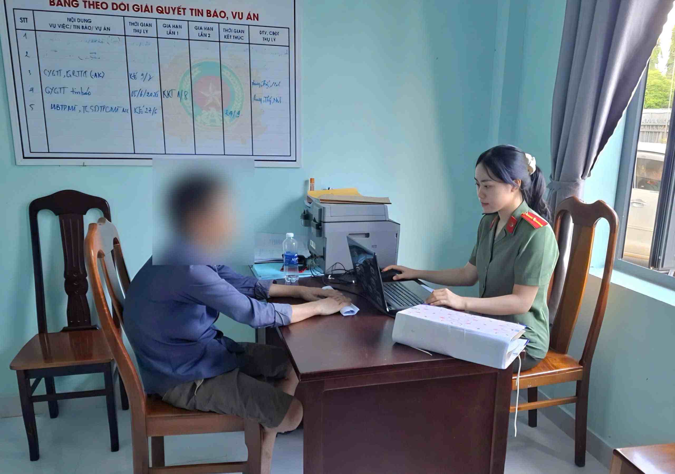 Công an xã Đạ Tẻh 2 làm việc với một đối tượng liên quan vụ việc tổ chức sử dụng ma túy. Ảnh: Công an xã Đạ Tẻh 2 