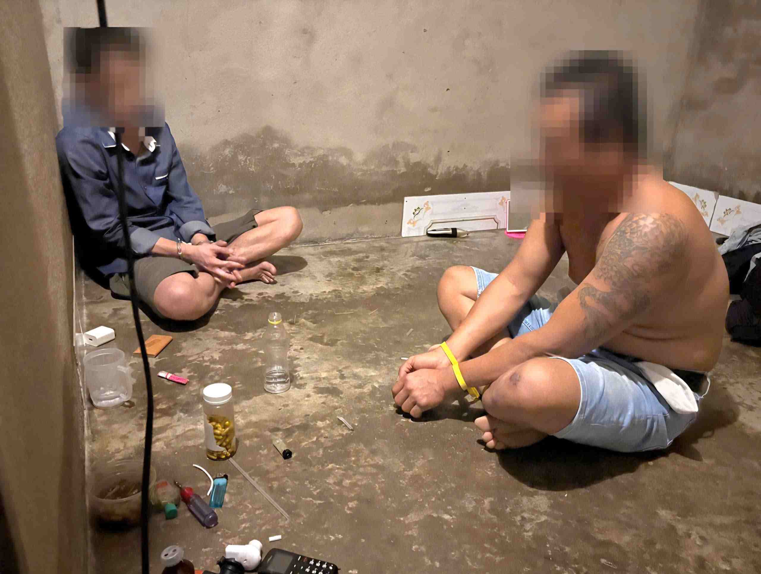 While organizing drug use at home, 2 subjects were caught red-handed by the police. Photo: Da Teh 2 Commune Police