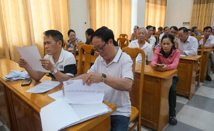 Da Nang City Labor Federation guides workers of Hoa Khanh Textile Joint Stock Company (Hoa Khanh Industrial Park) to complete dossiers to continue suing businesses to demand wages and severance allowances still owed. Photo: Da Nang Trade Union