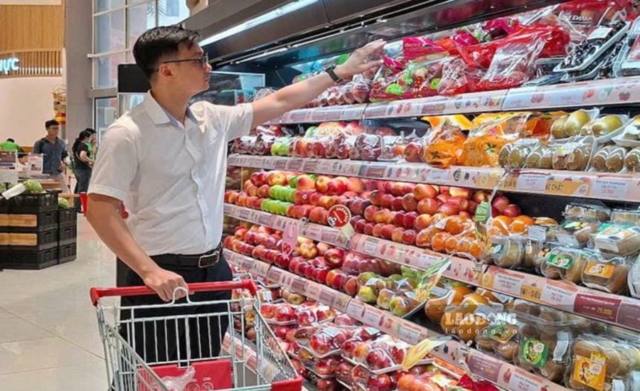 Pendant 2 mois consécutifs, l'indice des prix à la consommation (IPC) a baissé en raison de la baisse des prix du carburant et des aliments. Photo: Tuyet Lan