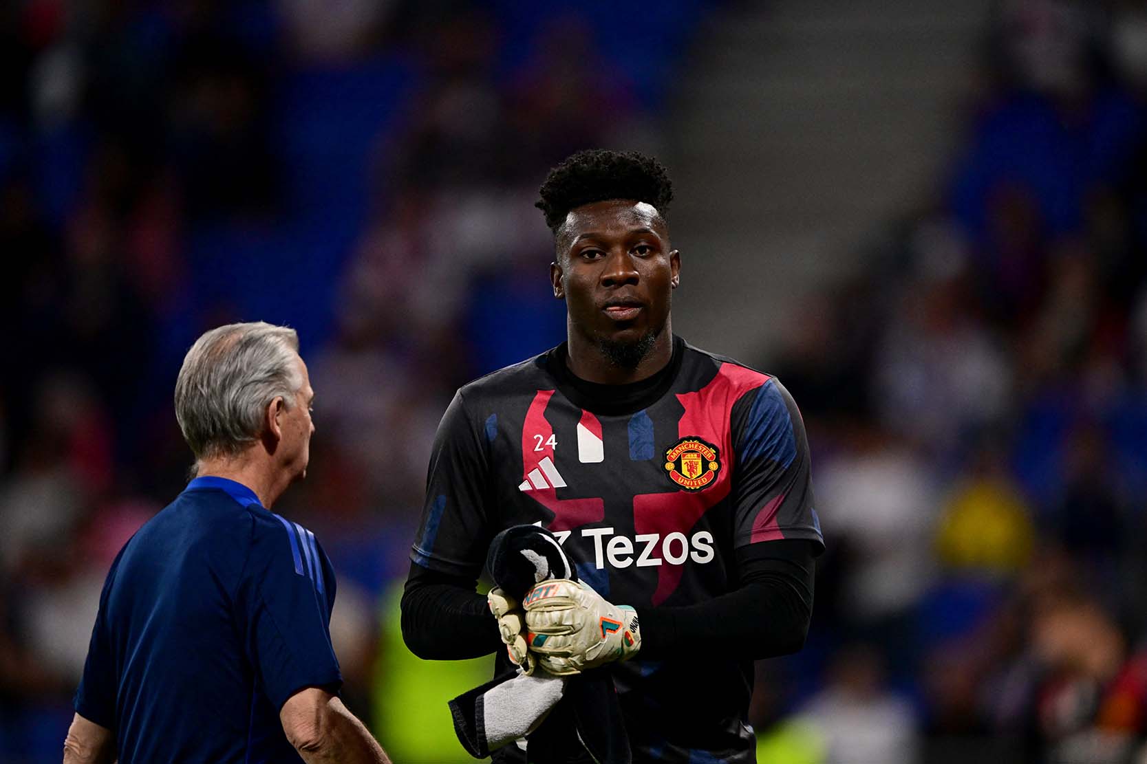 Onana hưởng mức lương rất cao tại Man United.  Ảnh: AFP
