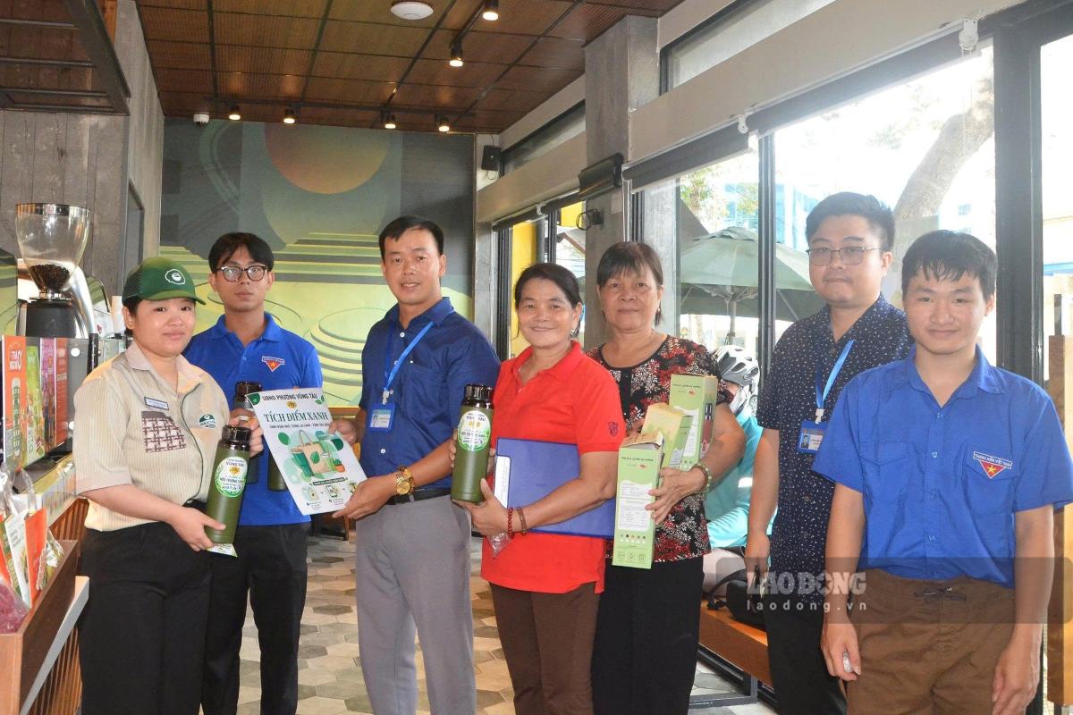 Propaganda and mobilization to spread the "Green Drink Store - Reduce Plastic Waste" model in Vung Tau. Photo: Thanh An