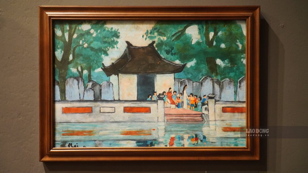 Bức tranh sơn dầu “Thăm Văn Miếu” (1984) thuộc sưu tập Bảo tàng Mỹ thuật Việt Nam là một nốt nhạc tươi sáng đầy bất ngờ trong sự nghiệp của danh họa Bùi Xuân Phái. Tác phẩm thể hiện bước dịch chuyển tinh tế từ hoài niệm sang tương lai khi đặt hình ảnh cô giáo và các em học sinh - những mầm non tràn đầy sức sống - vào không gian cổ kính ngàn năm văn hiến.