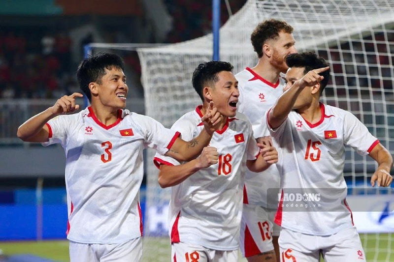Today's football schedule with the highlight of the Vietnam vs Cambodia match. Photo: Thanh Vu