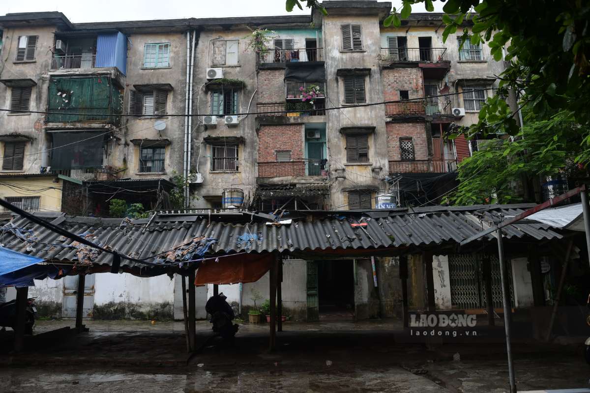 Old apartment building on Tran Dang Ninh street, Nam Dinh ward, Ninh Binh province. Photo: Luong Ha