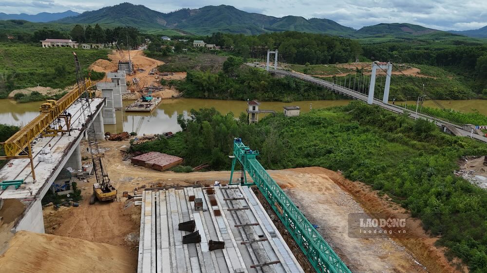 Máy cẩu, sà lan, thiết bị cơ giới cùng hàng chục kỹ sư, công nhân làm việc liên tục để tận dụng thời tiết thuận lợi trước mùa mưa bão.