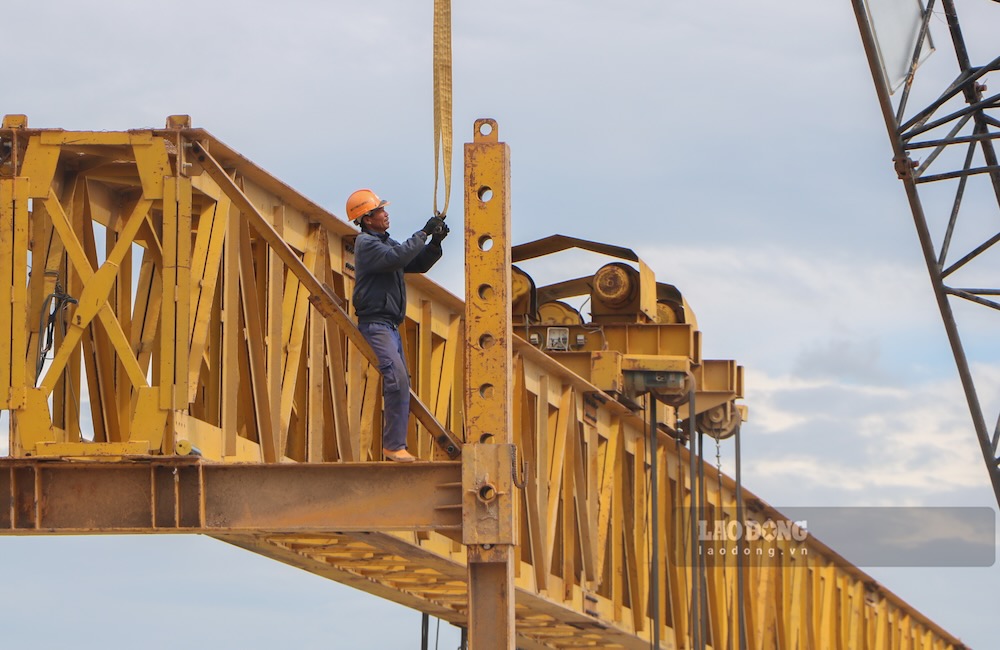 Ouvriers du bâtiment construisant le pont Binh Thanh. Photo de : Nguyen Luan