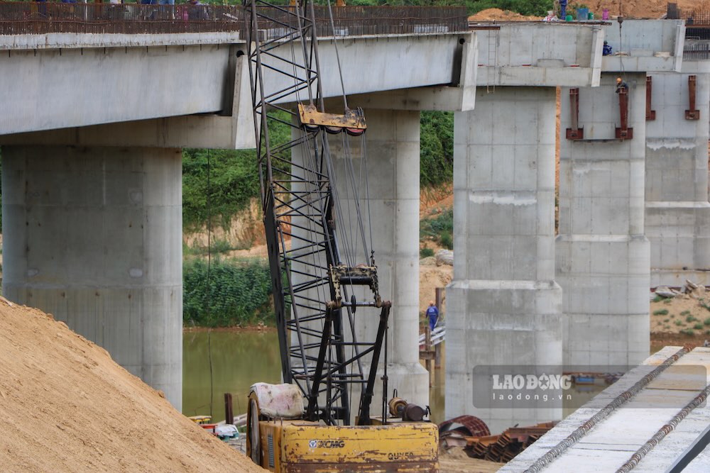 Nhà thầu đã thi công xong 18/24 dầm Super T, đồng thời lao lắp những nhịp cầu đầu tiên. Các hạng mục mố M1, bệ mố M2 và trụ T1 đến T4 đã hoàn thành; trụ T5 đang được thi công.