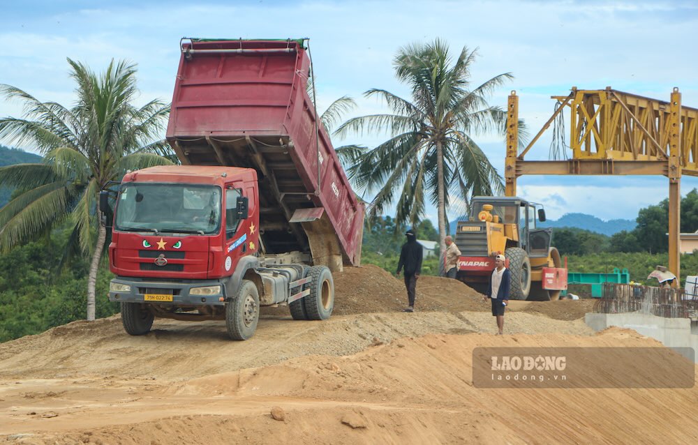 Xe tải liên tục vận chuyển vật liệu đến công trường.