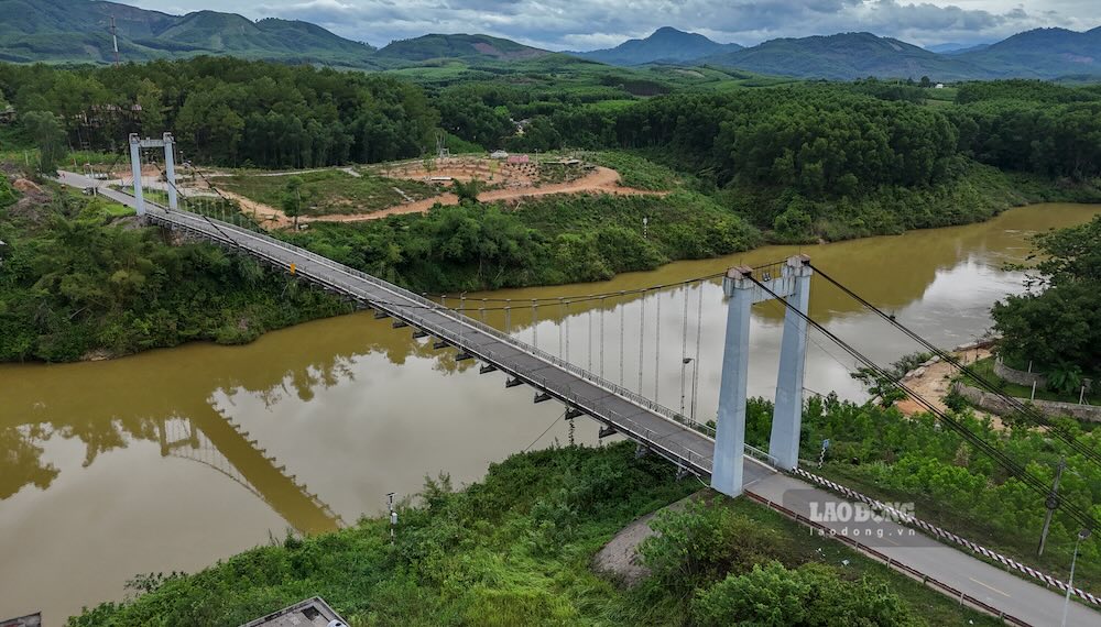 Công trình được xây dựng thay thế cầu treo Bình Thành đã xuống cấp sau khoảng 25 năm khai thác, bảo đảm kết nối với Quốc lộ 49 và khu vực lân cận.
