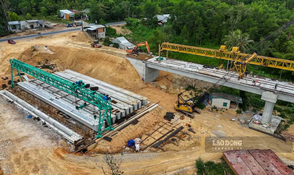 Trong tháng 8, nhà thầu dự kiến đúc thêm 5 dầm Super T, hoàn thiện trụ T5, mố M2 và tiếp tục lao lắp các nhịp còn lại.