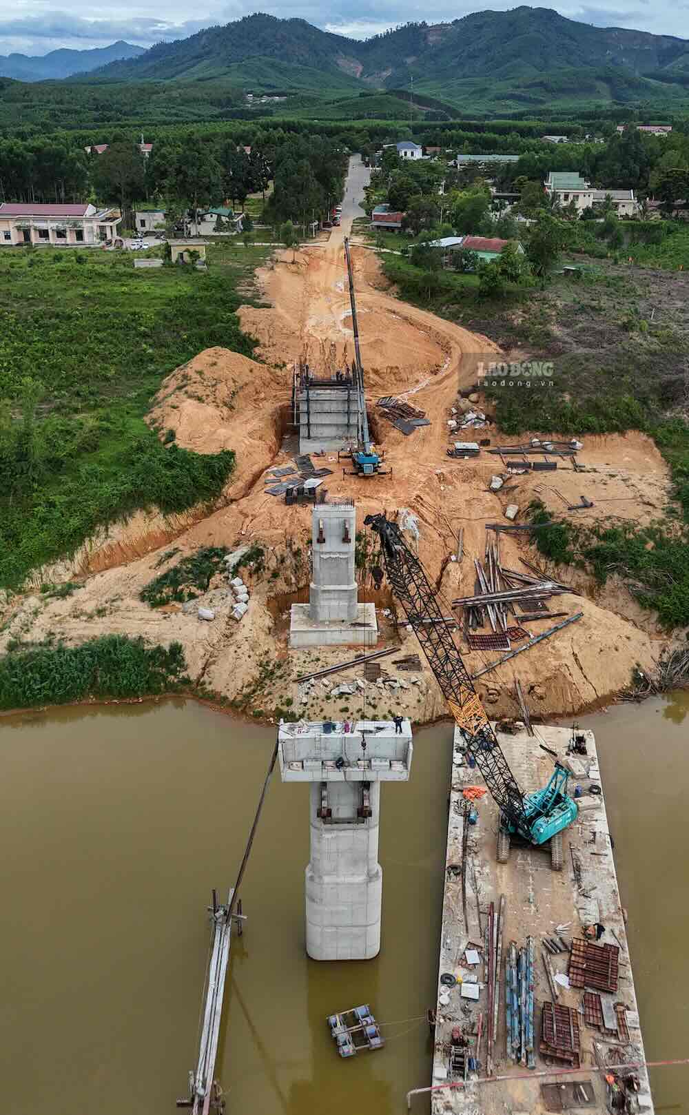 Hạng mục đường dẫn hai đầu cầu vẫn là điểm nghẽn do thiếu đường vận chuyển đất giữa hai mố cầu.
