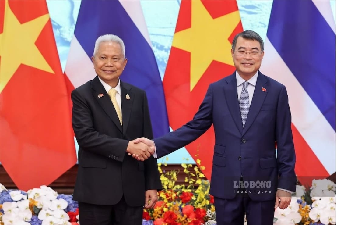Politburo Member, Prime Minister Le Minh Hung meets with Chairman of the National Assembly of the Kingdom of Thailand Sophon Zaram. Photo: Hai Nguyen