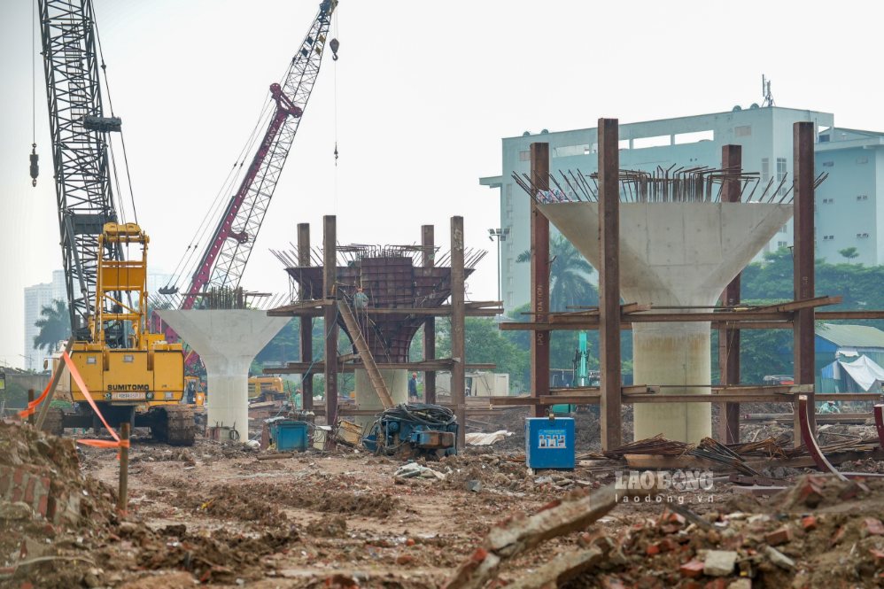Overpass at Pham Tu - Road 70 intersection (Hanoi) under construction. Photo: Song Huu