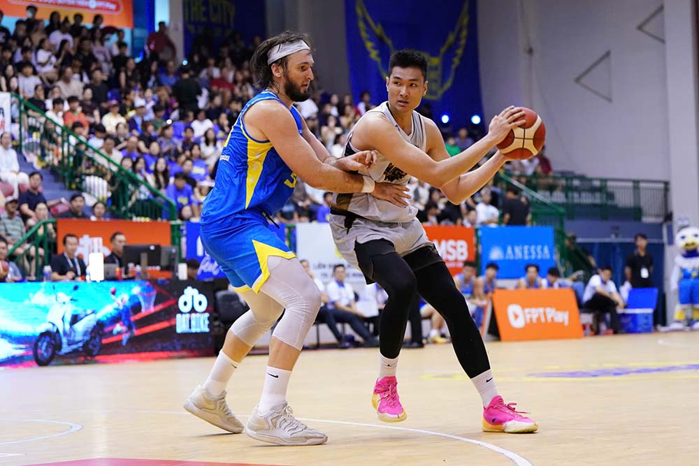 Saigon Heat (en blanc) remporte officiellement son billet pour les play-offs de la VBA 2026 après une victoire dramatique contre Ho Chi Minh City Wings. Photo: VBA