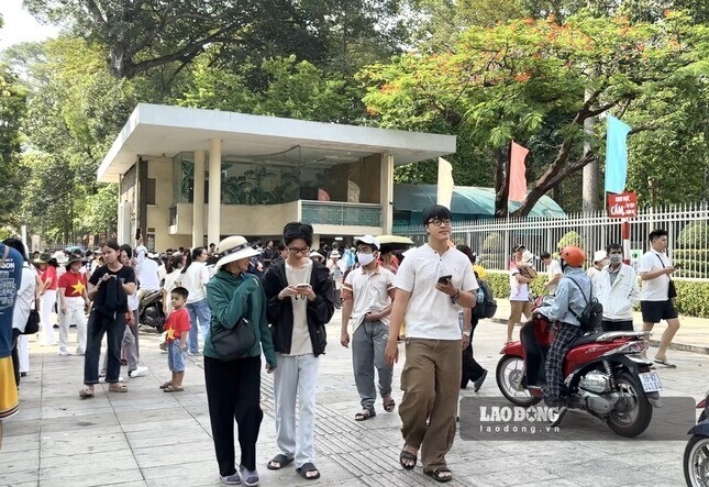 Người dùng cần chủ động bảo vệ dữ liệu cá nhân khi sử dụng WiFi công cộng miễn phí. Ảnh: Ngọc Ánh