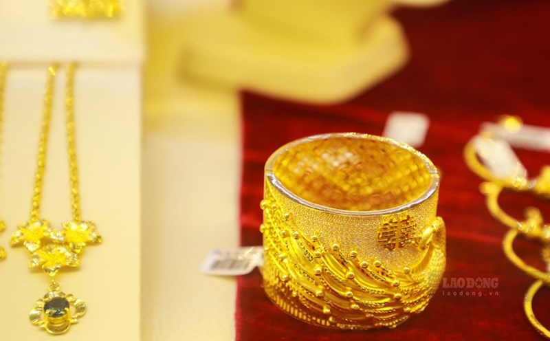 World gold prices surged strongly last night. Photo: Phan Anh