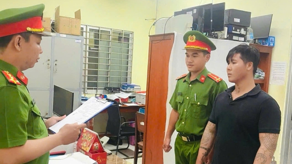 Cơ quan Cảnh sát điều tra Công an tỉnh Vĩnh Long tống đạt quyết định khởi tố bị can Nguyễn Nhất Huy. Ảnh: Cổng TTĐT Công an Vĩnh Long