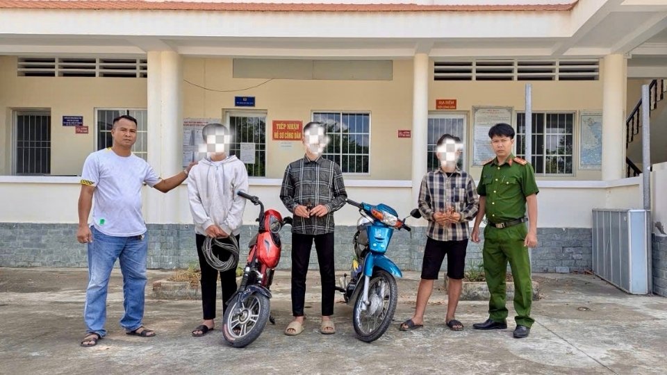 떤꾸오이 면 공안은 전선 절도 사건과 관련된 증거물과 함께 용의자 3명을 체포하여 법률 규정에 따라 조사 및 처리하고 있습니다. 사진: 빈롱 공안 전자 정보 포털