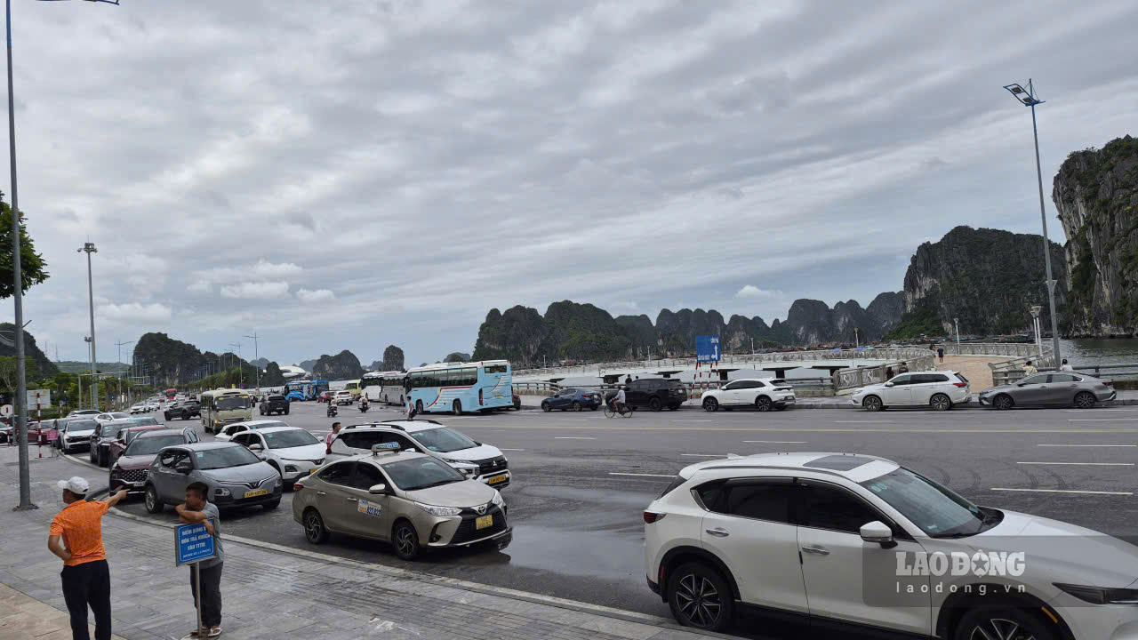 Hong Gai ward arranges additional free parking lots on and near the coastal road of Ha Long Bay to serve tourists visiting and shopping. Photo: Nguyen Hung