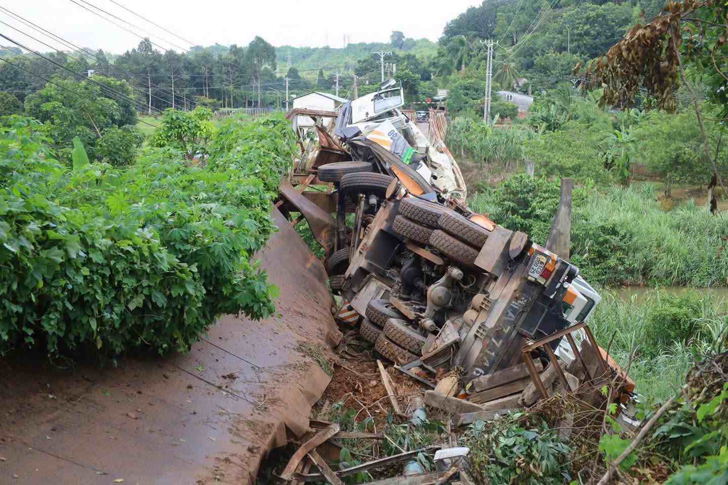 Crane truck crashes into Dak Lung bridge and falls into the river. Photo: Phuoc Long Ward People's Committee