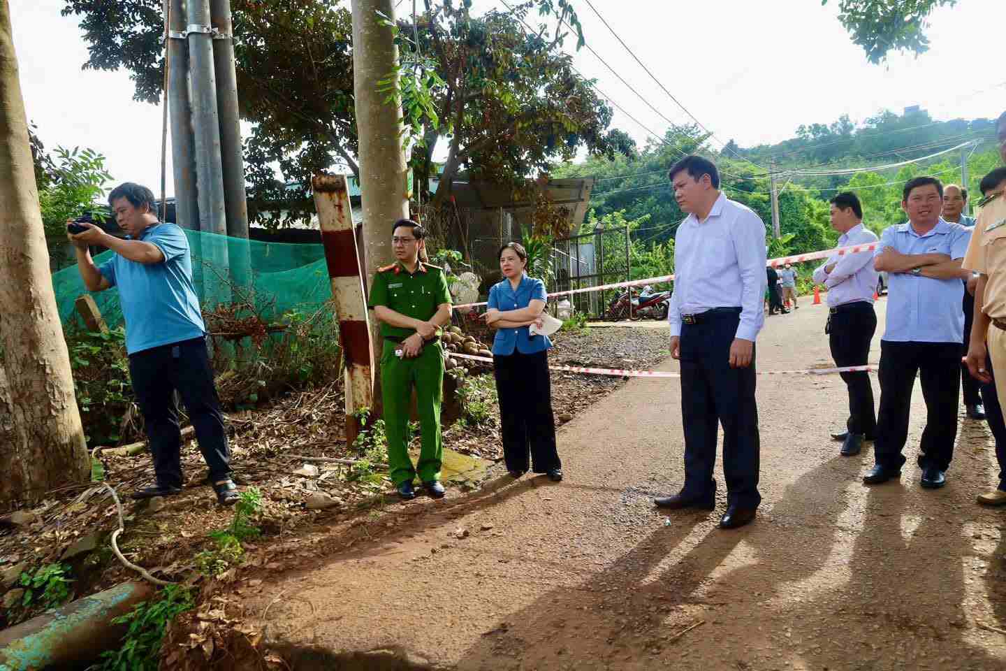 UBND phường Phước Long khảo sát hiện trường cây cầu bị sập.Ảnh: UBND phường Phước Long