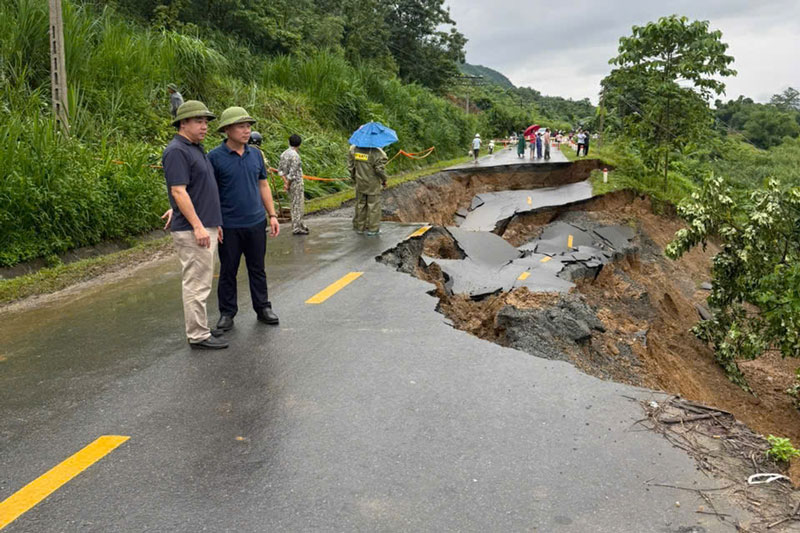 Le glissement de terrain sur la route provinciale 161 traversant le village de Lien Ha 1, commune de Bao Ha, a coupé la circulation. Photo: Comité populaire de la commune de Bao Ha