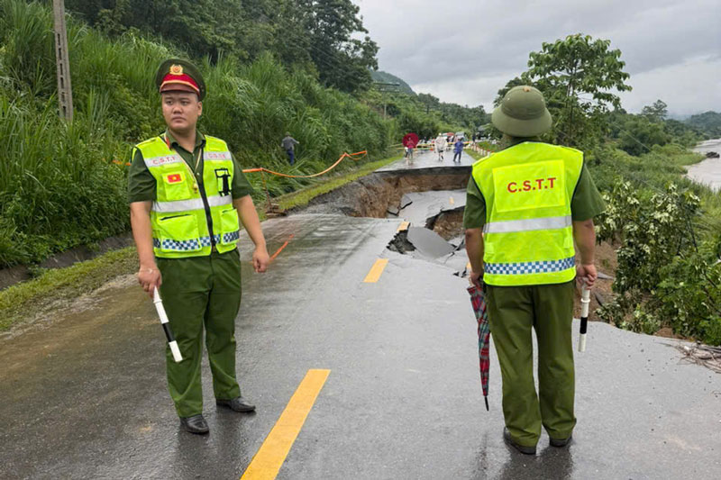 Điểm sạt lở trên tỉnh lộ 161 qua thôn Liên Hà 1, xã Bảo Hà khiến khoảng 30 m mặt đường bị cuốn xuống sông Hồng, giao thông bị chia cắt hoàn toàn. Ảnh: UBND xã Bảo Hà
