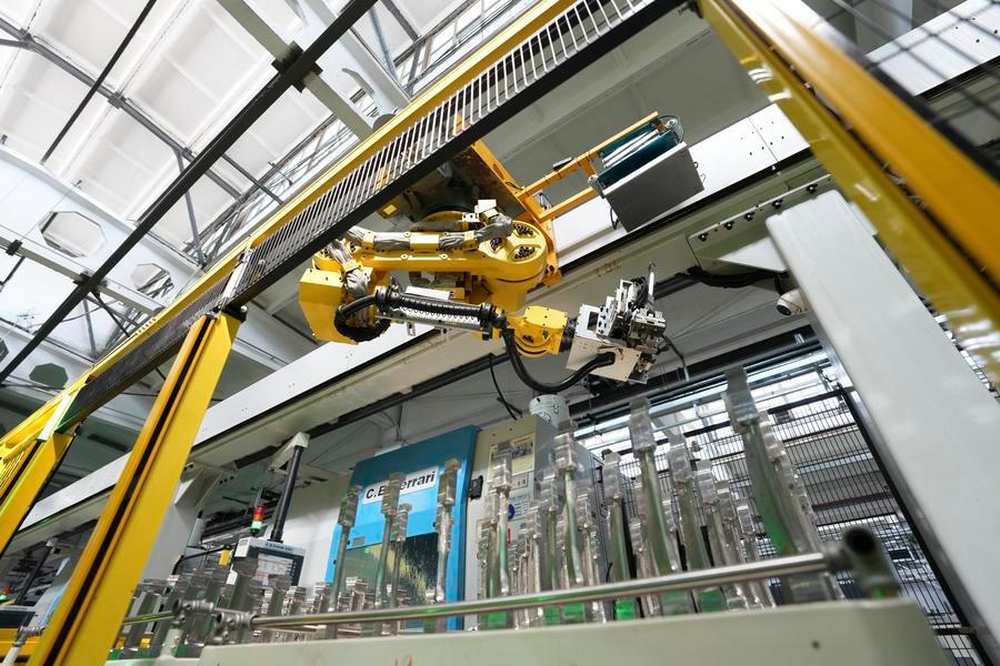 The added value of large machinery manufacturing enterprises in China has increased by about 6.4%. Photo: Xinhua